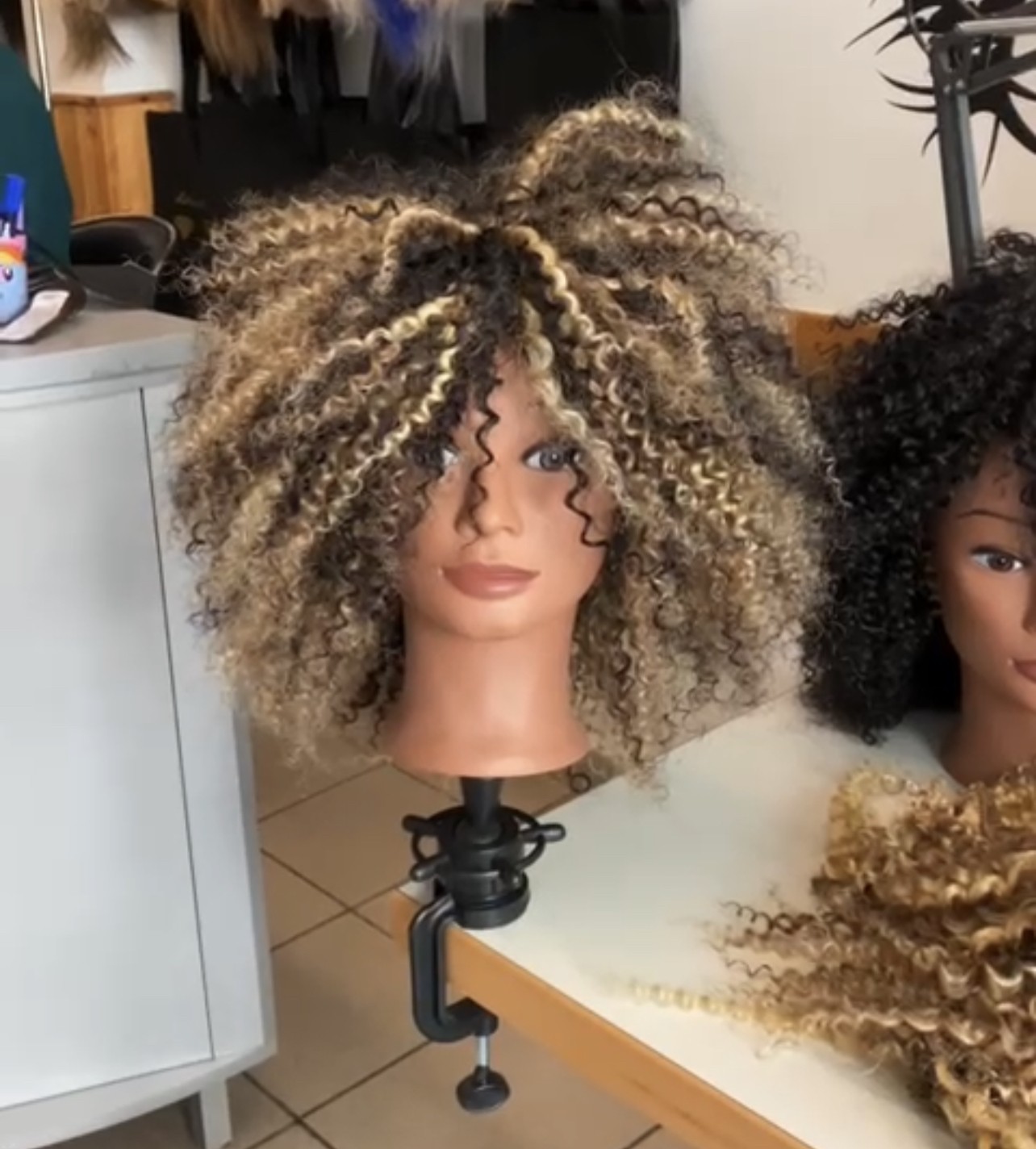 perruque afro frisée avec des reflets